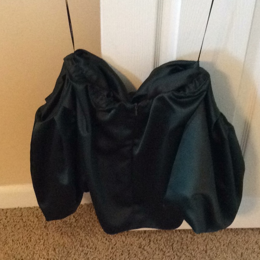 Off the shoulder crop blouse.